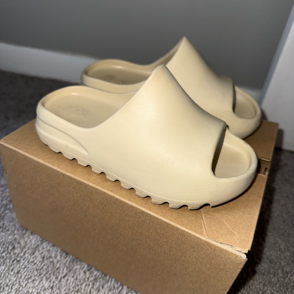 Yeezy Kids Sandals in Cream